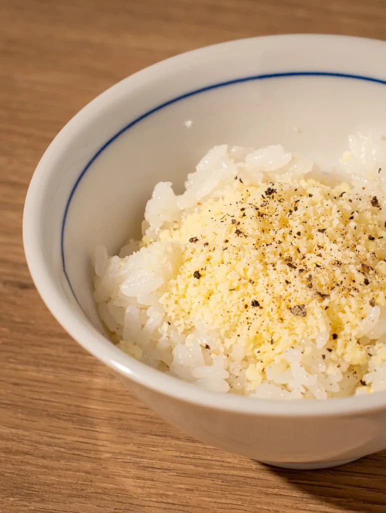チーズをかけた〆のチーズごはんミニ