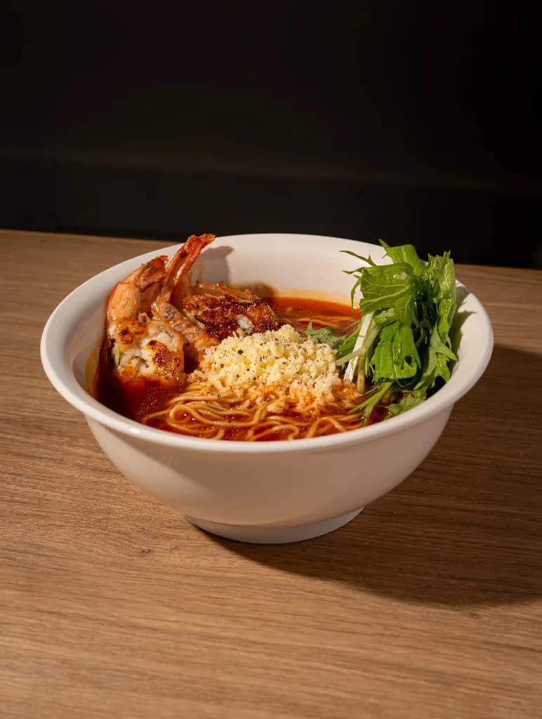 ガーリックシュリンプをのせた海老トマトラーメン