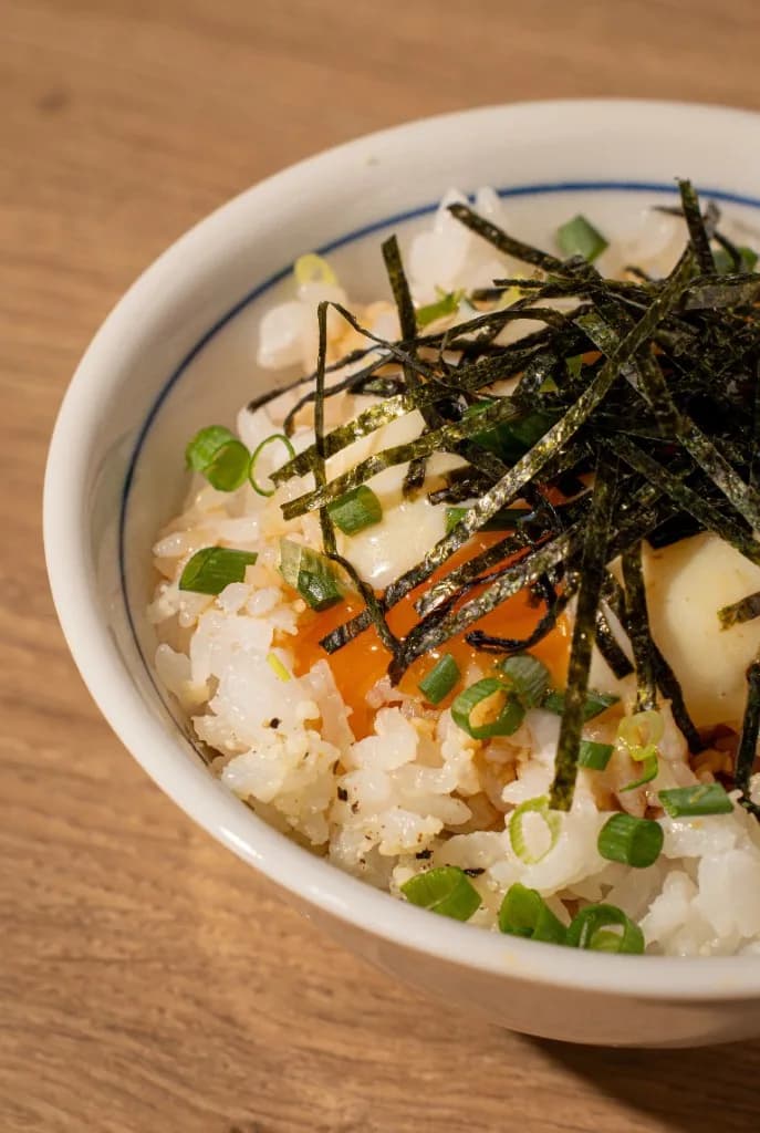 のりと温玉をのせた焦がしバター醤油ごはん
