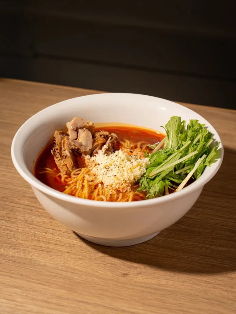 鶏チャーシューと水菜をのせたトマトラーメン